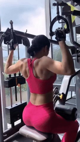 Angela Phương Trinh gây choáng với cơ lưng như lực sĩ, khoảnh khắc quay mặt lại còn khiến netizen "muốn xỉu" hơn- Ảnh 1.