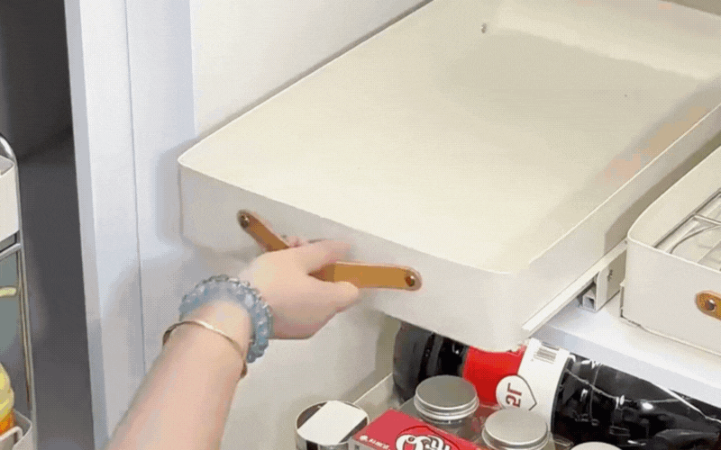 Chỉ với 1 món đồ nhỏ, tôi cải tạo tủ bếp sâu thành ngăn kéo gọn gàng, mẹo tiết kiệm không gian cực dễ làm- Ảnh 5.