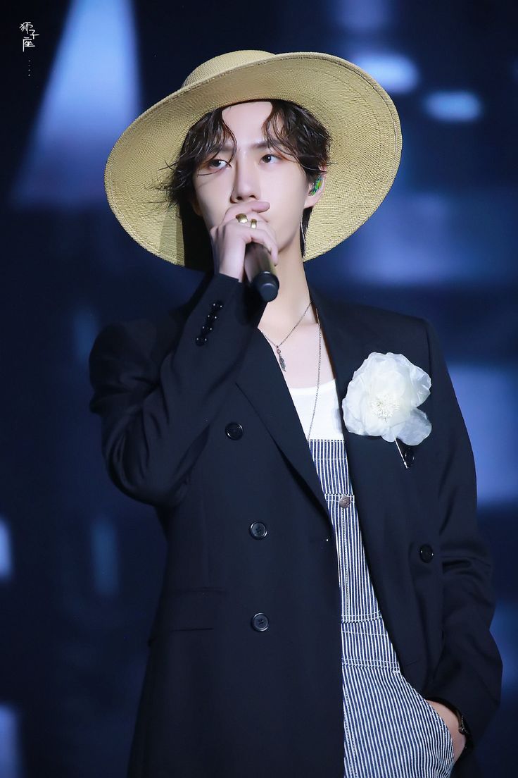 G-Dragon cũng có ngày bắt chước Sơn Tùng M-TP hay sao?- Ảnh 6. G-Dragon cũng có ngày bắt chước Sơn Tùng M-TP hay sao?- Ảnh 6.
