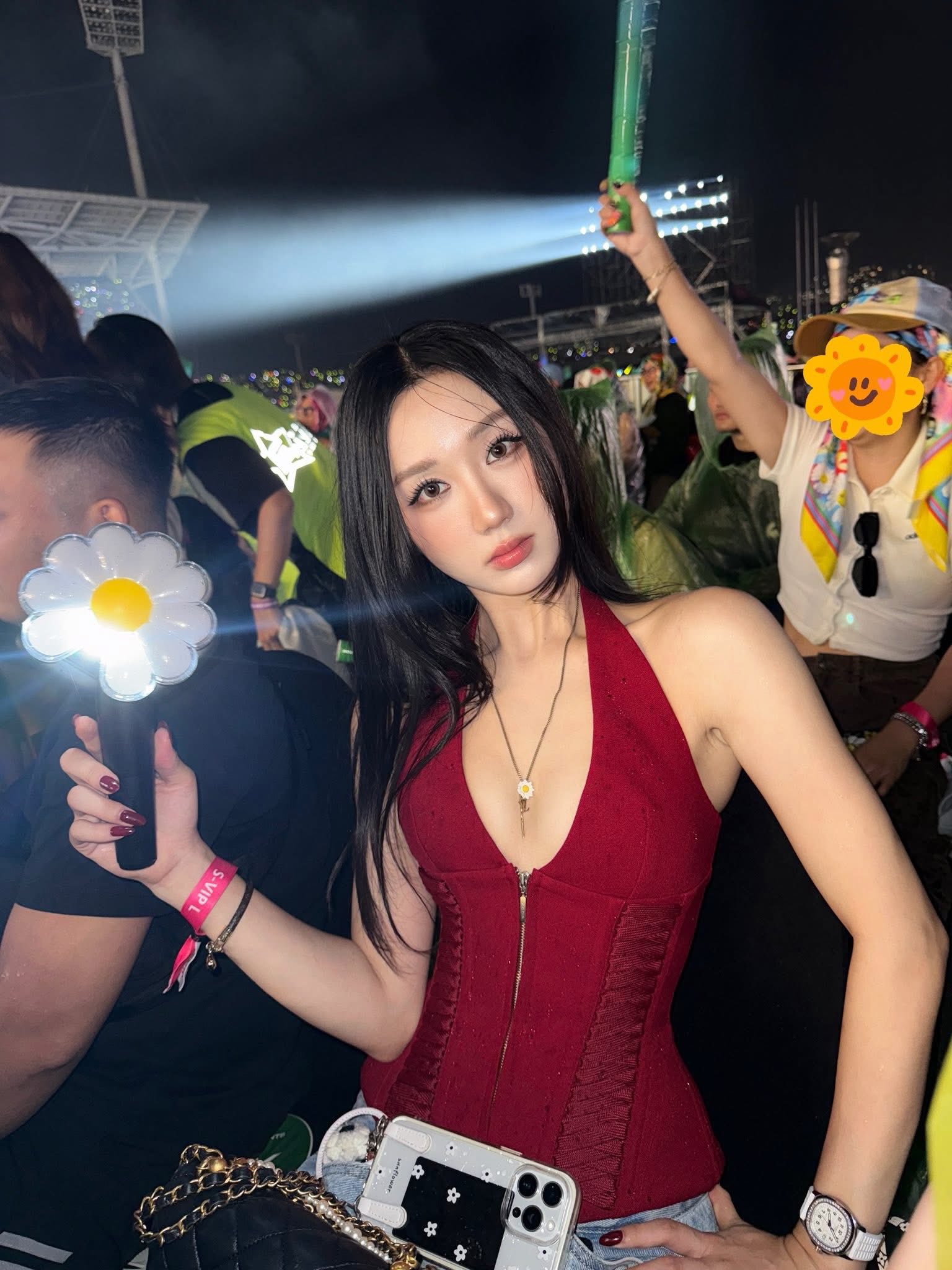 Dù vậy nhan sắc của nữ streamer bị cho là khá "khác lạ" Dù vậy nhan sắc của nữ streamer bị cho là khá "khác lạ"