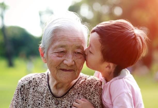 Phát hiện điều kỳ lạ: Những đứa trẻ được người già nuôi dưỡng, dù cháu hay chắt, đều có 3 đặc điểm chung- Ảnh 1.