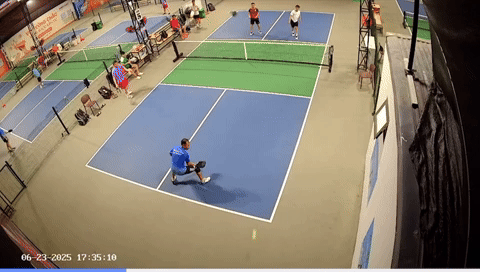 Video Pickleball: Smash khủng khiếp thế này thì ai dám đỡ- Ảnh 1. Video Pickleball: Smash khủng khiếp thế này thì ai dám đỡ- Ảnh 1.