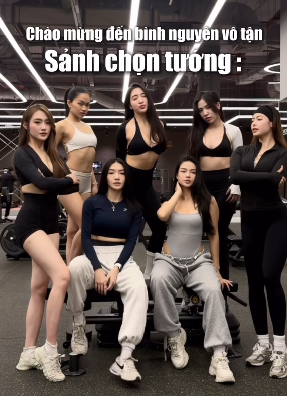 Quá đam mê game, hot gymer tái hiện sảnh chọn tướng ngay tại phòng tập, fan nam "hoa mắt" trước đại tiệc nhan sắc- Ảnh 5. Quá đam mê game, hot gymer tái hiện sảnh chọn tướng ngay tại phòng tập, fan nam "hoa mắt" trước đại tiệc nhan sắc- Ảnh 5.