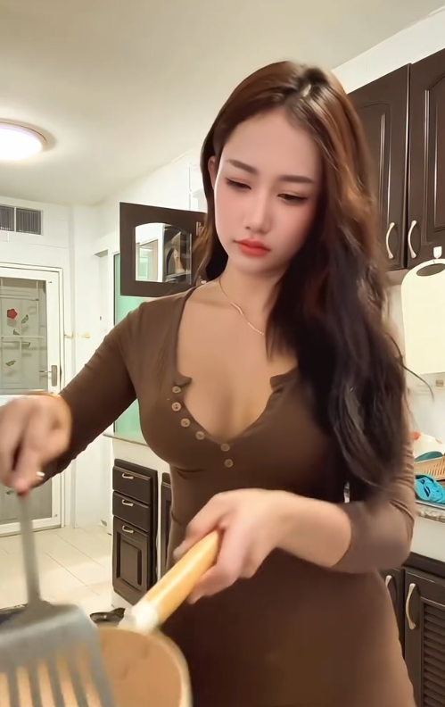 Hóa thân thành cô vợ đảm đang, hot girl nóng bỏng chẳng kém "Zin thích nấu ăn"- Ảnh 3.