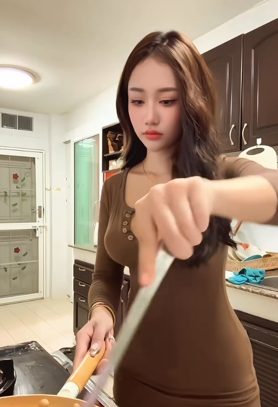 Hóa thân thành cô vợ đảm đang, hot girl nóng bỏng chẳng kém "Zin thích nấu ăn"- Ảnh 4.