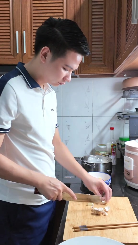 Ngôn tình của đôi vợ chồng Hà Nội dìu nhau qua cửa tử trước khi ly thân gây tranh cãi
- Ảnh 6. Ngôn tình của đôi vợ chồng Hà Nội dìu nhau qua cửa tử trước khi ly thân gây tranh cãi
- Ảnh 6.