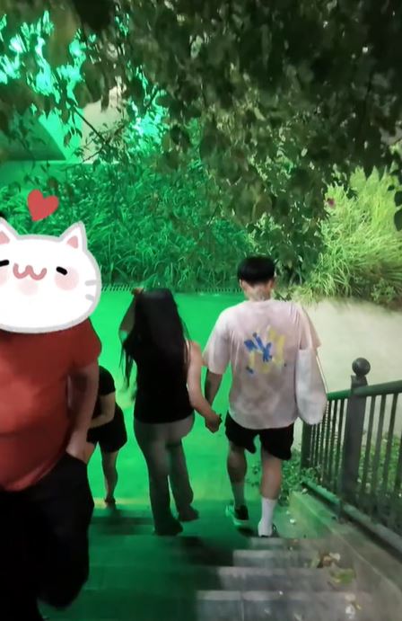 Doãn Hải My vừa “trốn con” đi xem G-Dragon cùng Đoàn Văn Hậu giờ lại bị bắt gặp tay trong tay với chàng đi dạo- Ảnh 2. Doãn Hải My vừa “trốn con” đi xem G-Dragon cùng Đoàn Văn Hậu giờ lại bị bắt gặp tay trong tay với chàng đi dạo- Ảnh 2.