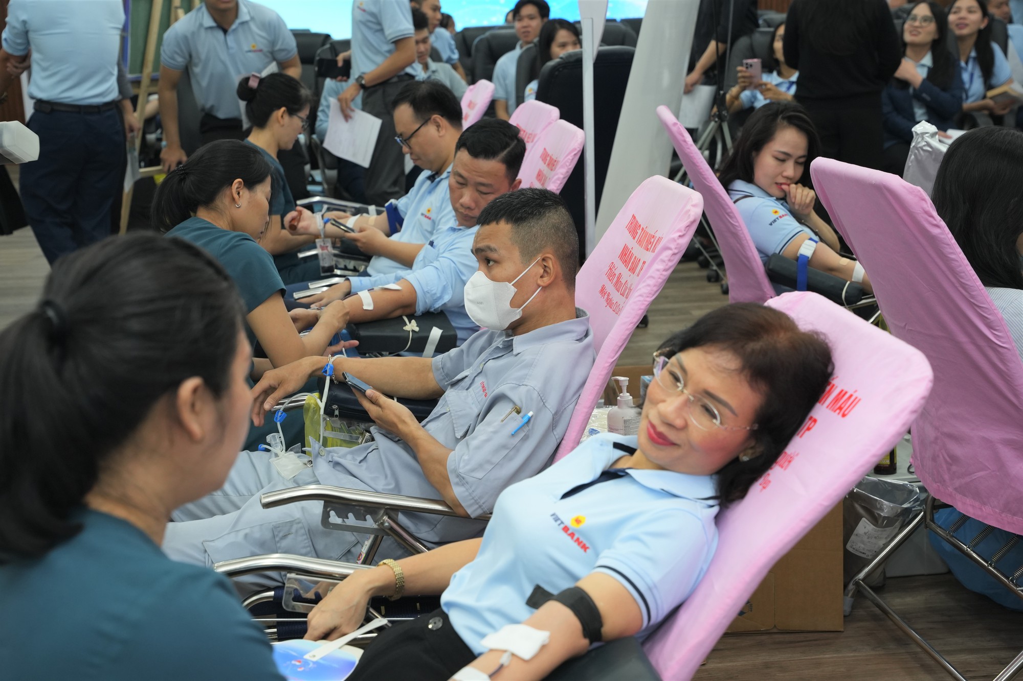 Hơn 200 CBNV tham gia hiến máu tính nguyện "Tháng hồng Vietbank"- Ảnh 4.
