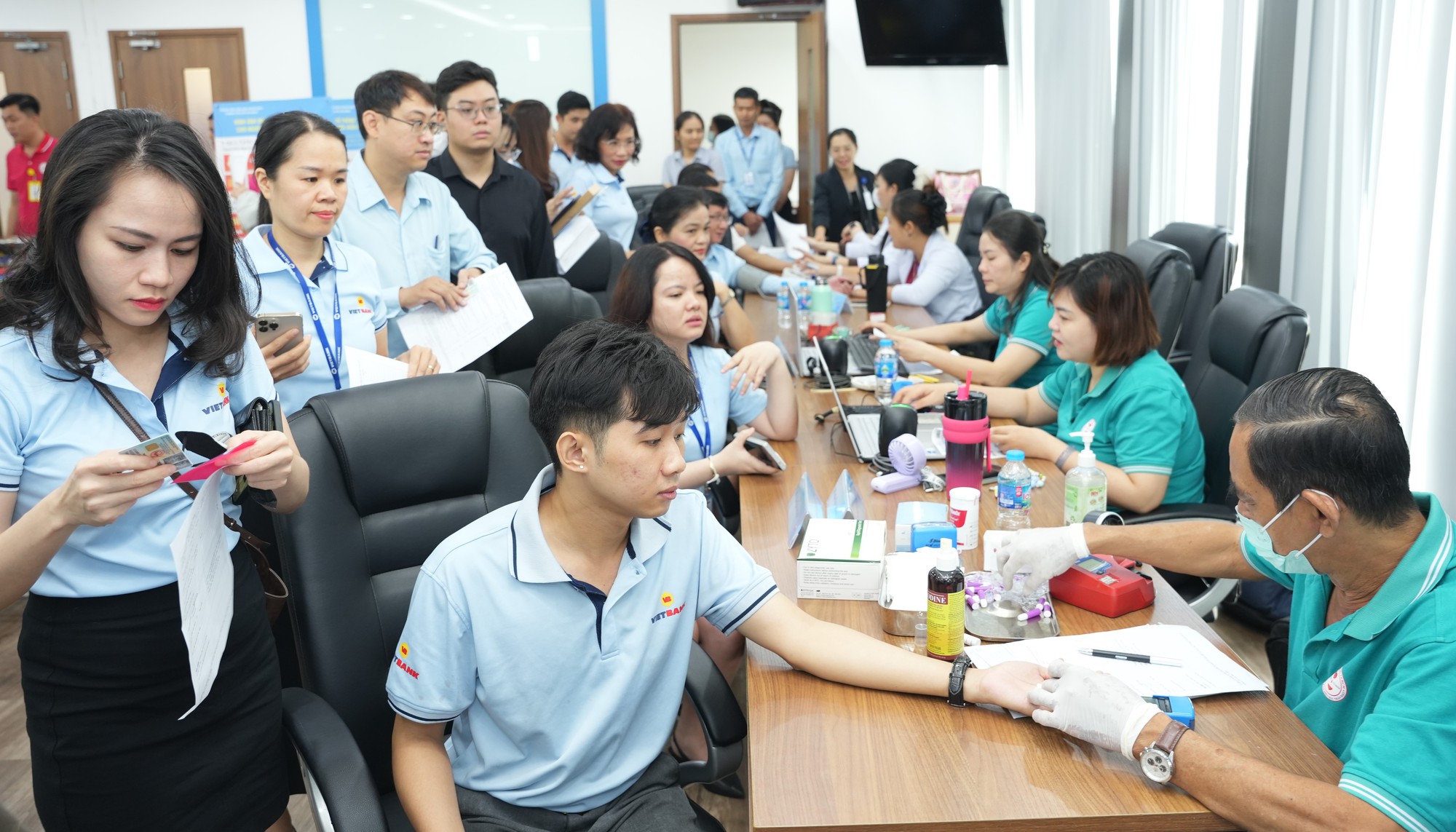 Hơn 200 CBNV tham gia hiến máu tính nguyện "Tháng hồng Vietbank"- Ảnh 5.