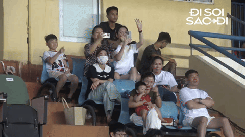 Chu Thanh Huyền hú hét trên sân Hàng Đẫy khẳng định "Quang Hải đẳng cấp", nhan sắc cam thường gây chú ý- Ảnh 1.
