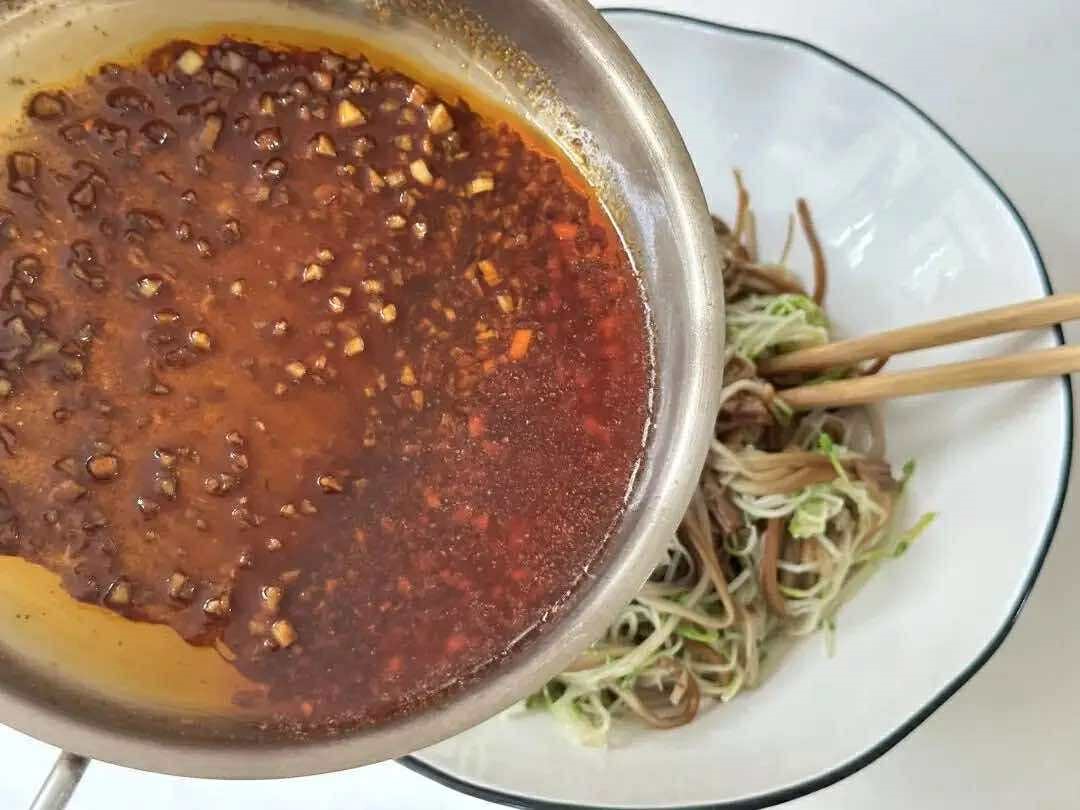 Trời nóng, bạn nên ăn món này: Chỉ cần trộn đều cùng nước sốt "gây ghiền" là có món ăn giòn, mát lại đẹp da- Ảnh 4.