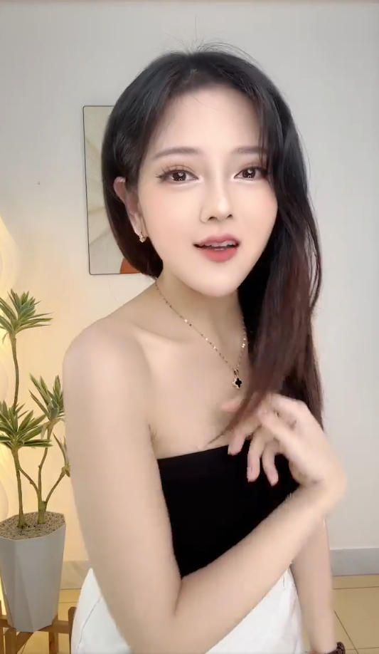 Nữ streamer nổi tiếng khiến người xem mất tập trung khi lấn sân sang livestream bán hàng online- Ảnh 4.