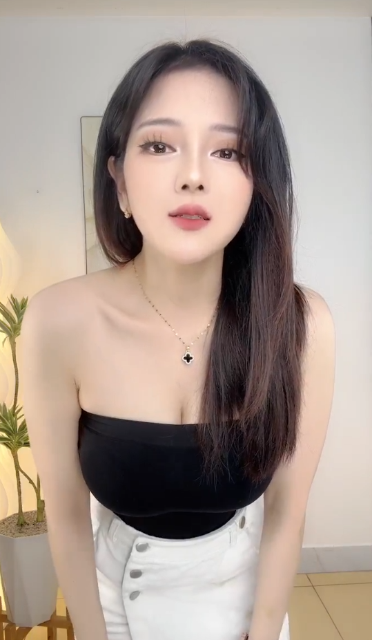Nữ streamer nổi tiếng khiến người xem mất tập trung khi lấn sân sang livestream bán hàng online- Ảnh 2.