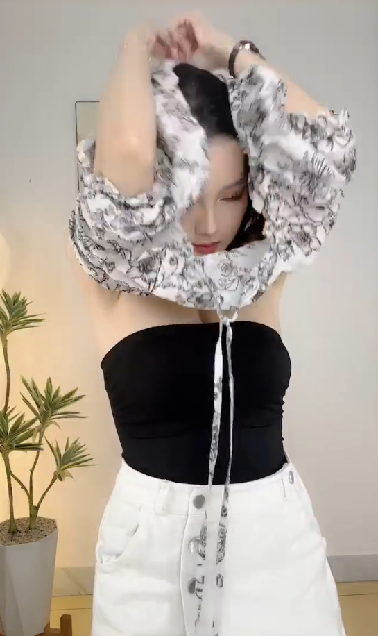 Nữ streamer nổi tiếng khiến người xem mất tập trung khi lấn sân sang livestream bán hàng online- Ảnh 6.