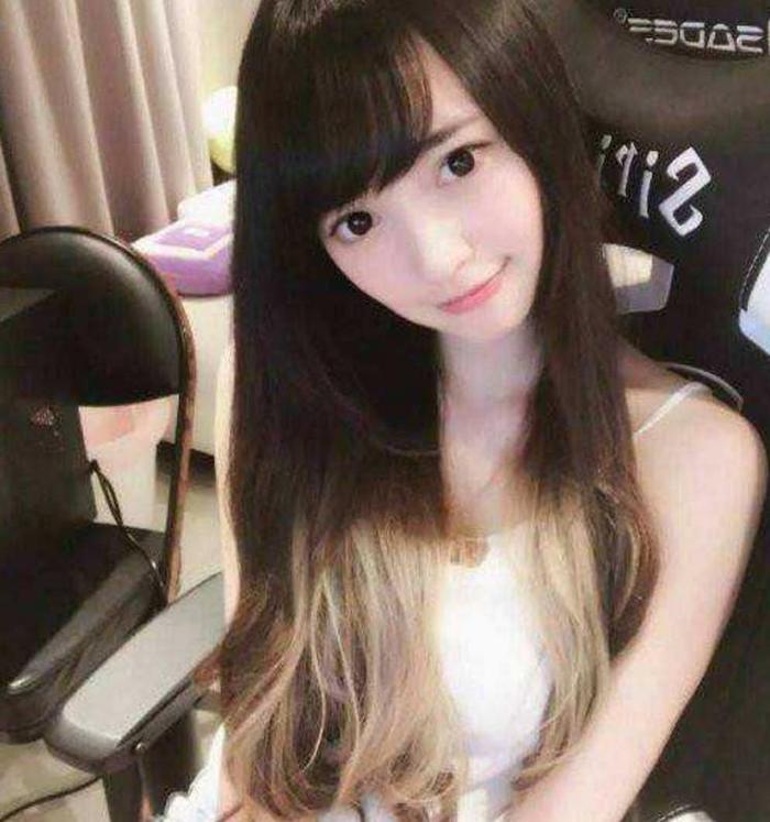 Gặp sự cố bất ngờ trên sóng, nữ streamer xinh đẹp tá hỏa, may có fan gọi cảnh sát hộ- Ảnh 4.
