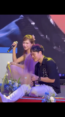 Hoà Minzy-Văn Toàn đẹp đôi sánh vai, netizen soi lời nhắn "ám muội" trên mức tình bạn- Ảnh 1. Hoà Minzy-Văn Toàn đẹp đôi sánh vai, netizen soi lời nhắn "ám muội" trên mức tình bạn- Ảnh 1.
