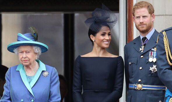 "Tội lỗi" lớn nhất không thể vãn hồi của Harry và Meghan: Gây tổn thương cho Nữ vương Elizabeth trong những năm tháng cuối đời- Ảnh 2.