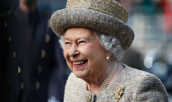 Là người đứng đầu một vương quốc, Nữ vương Elizabeth lại rất thích làm một việc nhà mà hầu hết phụ nữ đều ghét- Ảnh 2.