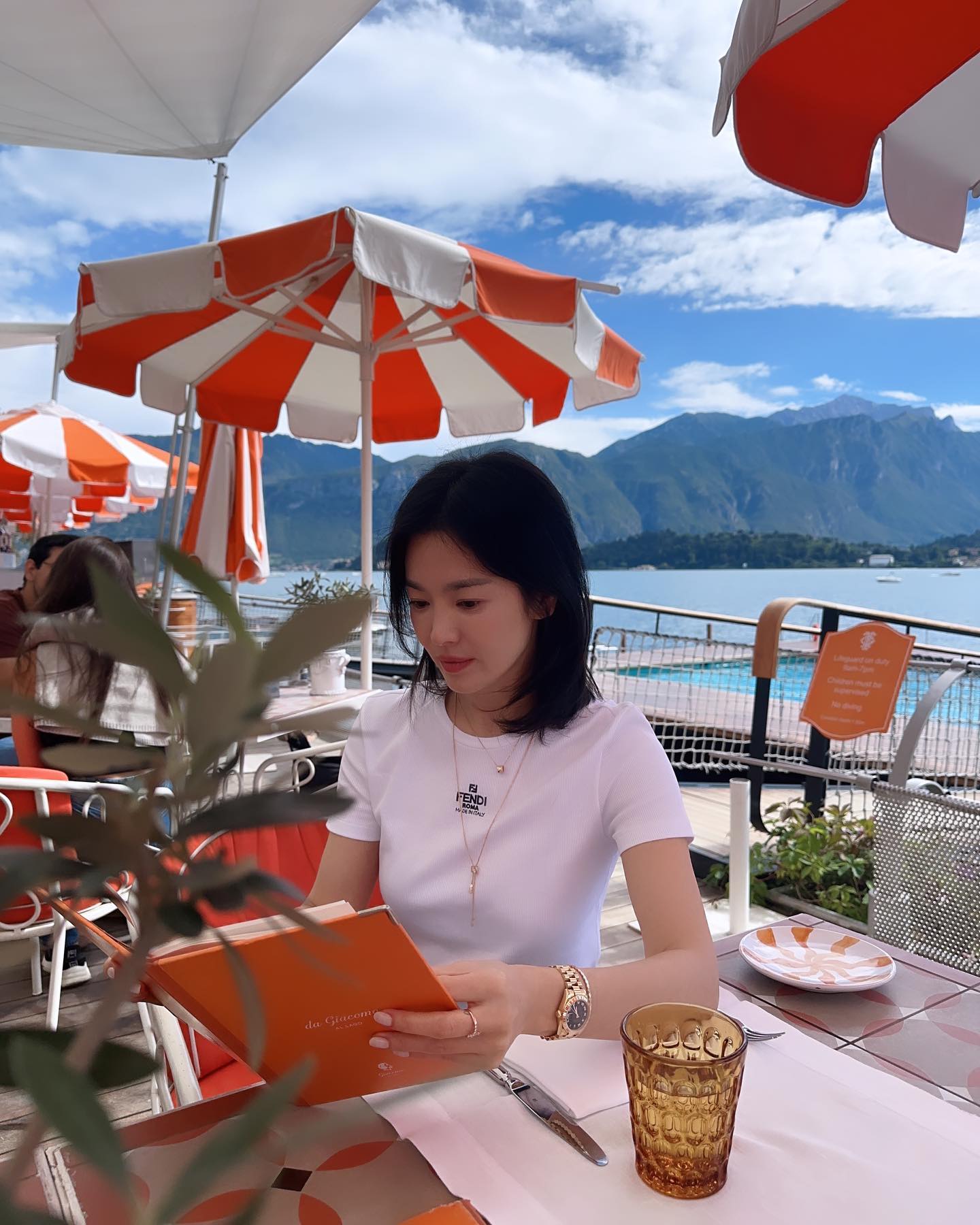 5 mẫu áo mùa hè hack tuổi tốt nhất cho phụ nữ 40+, mặc lên trẻ trung nhưng vẫn chuẩn thanh lịch- Ảnh 12.