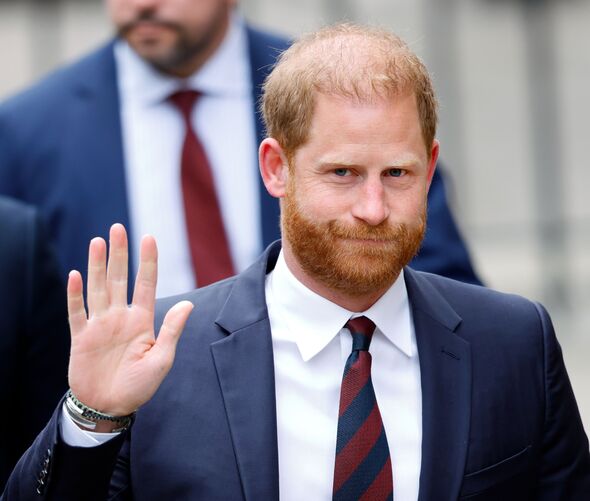 Harry đối mặt với thế lưỡng nan mới: Tín hiệu làm lành chưa đủ hoá giải mâu thuẫn, thứ anh cần làm là xin lỗi?- Ảnh 2. Harry đối mặt với thế lưỡng nan mới: Tín hiệu làm lành chưa đủ hoá giải mâu thuẫn, thứ anh cần làm là xin lỗi?- Ảnh 2.