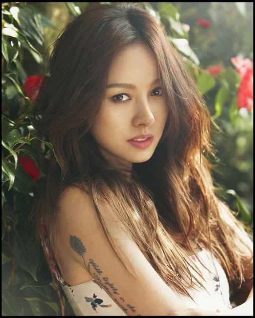 “Cô tiên quốc dân” bị G-Dragon ngó lơ, có mối quan hệ đáng ngờ suốt 15 năm với Song Joong Ki- Ảnh 4.