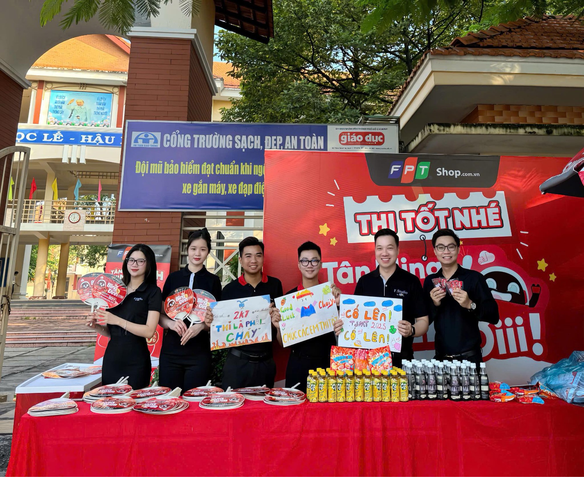 Từ chiếc ô nghiêng đến lời động viên: FPT Shop tiếp sức sĩ tử mùa thi 2025- Ảnh 1.