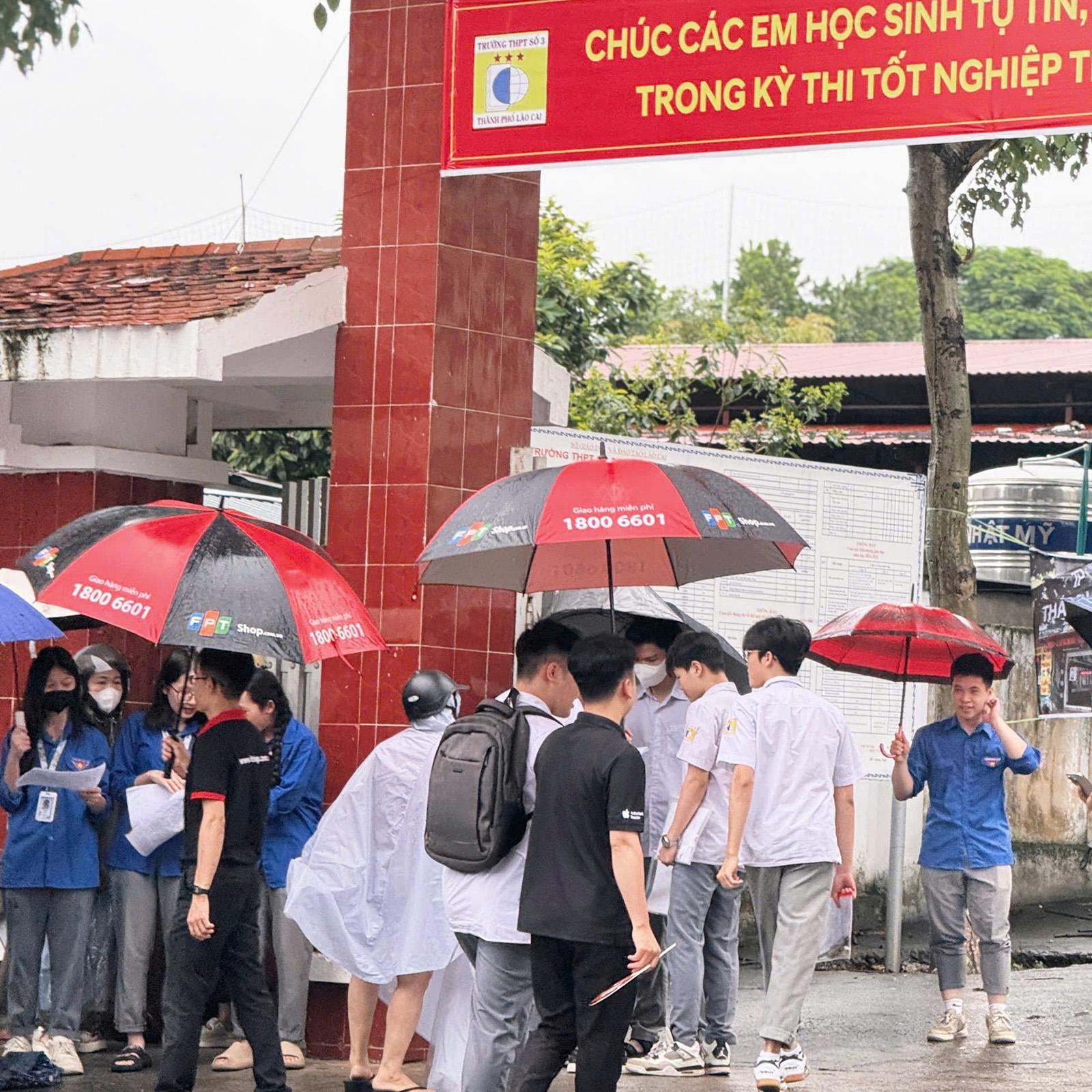 Từ chiếc ô nghiêng đến lời động viên: FPT Shop tiếp sức sĩ tử mùa thi 2025- Ảnh 6.