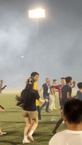 Quang Hải ôm Chu Thanh Huyền giữa SVĐ, nàng WAG có hành động khiến chồng "mát mặt" sau nhiều lần bị chê "EQ âm điểm"- Ảnh 1.