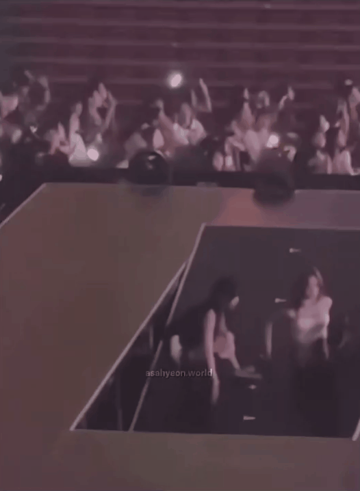 Sự cố sập sân khấu khiến "em gái BLACKPINK" sợ điếng người, một thành viên có phản xạ điểm 10- Ảnh 4.