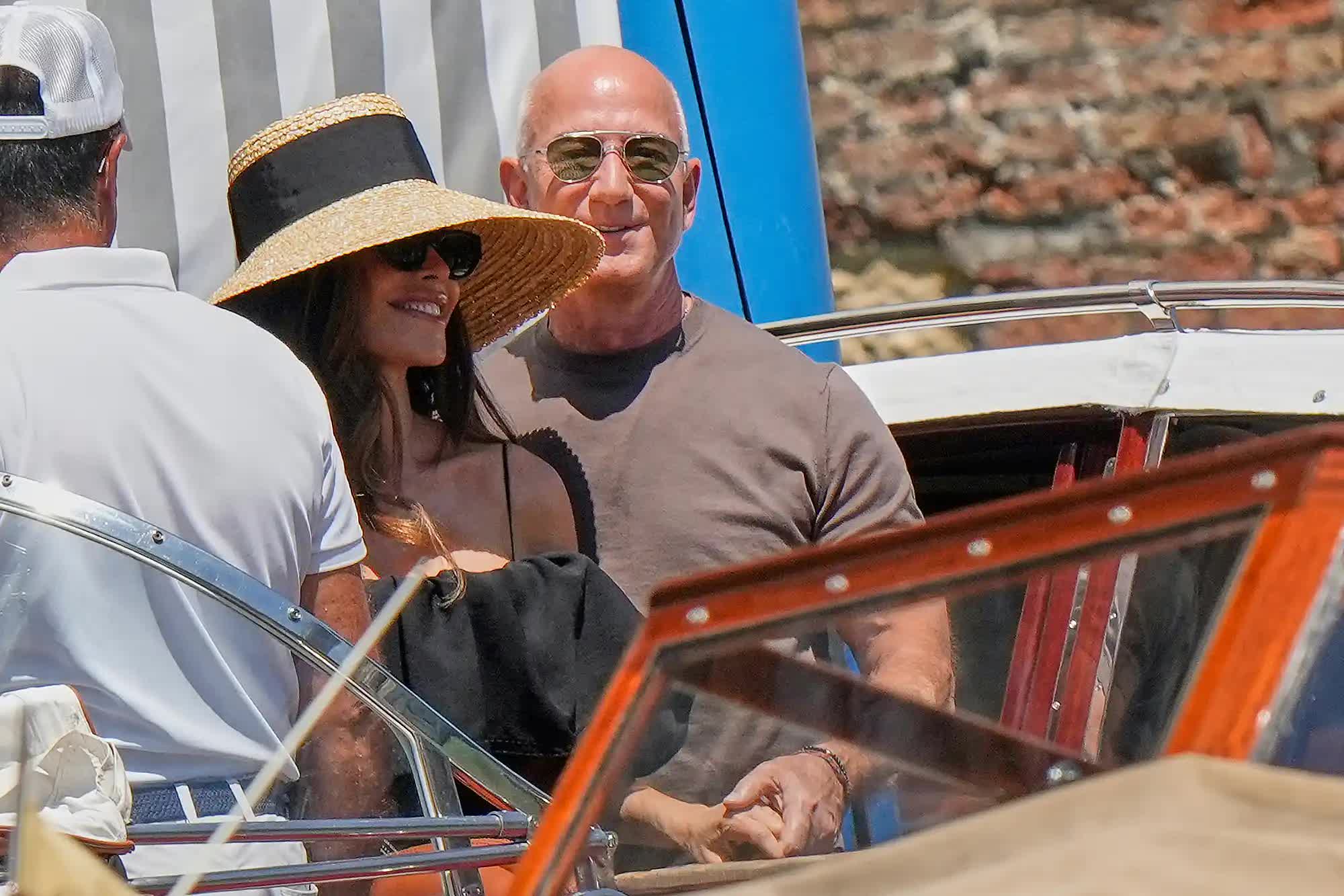Jeff Bezos và Lauren Sánchez: Cặp đôi quyền lực tái xuất sau đám cưới triệu đô tại Venice- Ảnh 3. Jeff Bezos và Lauren Sánchez: Cặp đôi quyền lực tái xuất sau đám cưới triệu đô tại Venice- Ảnh 3.