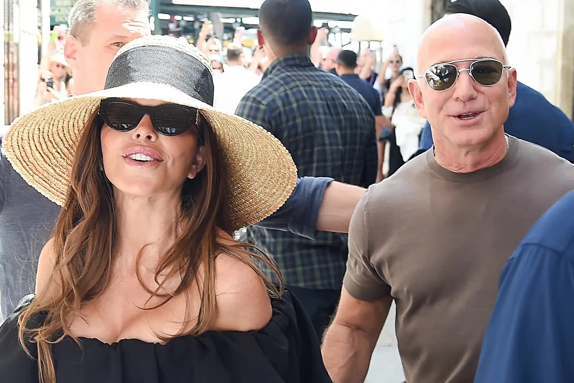 Jeff Bezos và Lauren Sánchez: Cặp đôi quyền lực tái xuất sau đám cưới triệu đô tại Venice- Ảnh 1. Jeff Bezos và Lauren Sánchez: Cặp đôi quyền lực tái xuất sau đám cưới triệu đô tại Venice- Ảnh 1.