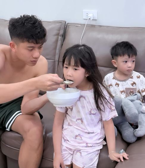 Cuộc sống thật phải "ôm đầu bất lực"phía sau hào nhoáng nhà lầu xe hơi của tiền vệ nổi tiếng và cô chủ khách sạn- Ảnh 2.