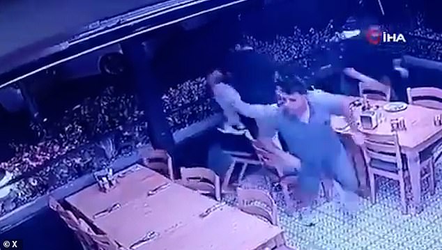 Động đất rung chuyển Thổ Nhĩ Kỳ, cả thành phố hoảng loạn tháo chạy lúc 2 giờ sáng- Ảnh 3.