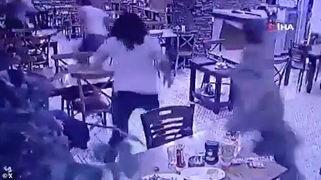 Động đất rung chuyển Thổ Nhĩ Kỳ, cả thành phố hoảng loạn tháo chạy lúc 2 giờ sáng- Ảnh 4.