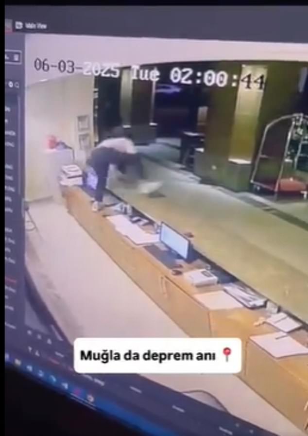 Động đất rung chuyển Thổ Nhĩ Kỳ, cả thành phố hoảng loạn tháo chạy lúc 2 giờ sáng- Ảnh 1.