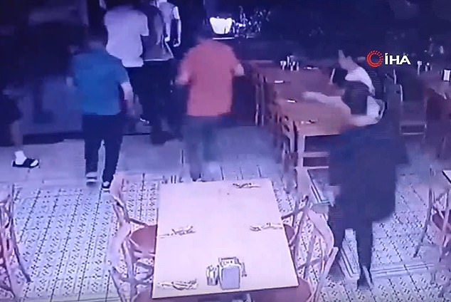 Động đất rung chuyển Thổ Nhĩ Kỳ, cả thành phố hoảng loạn tháo chạy lúc 2 giờ sáng- Ảnh 2.