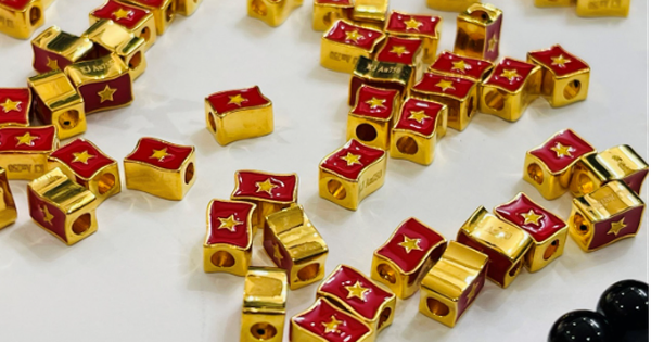 Charm vàng 18k Quốc kỳ Việt Nam dịp 30/4 và 2/9 được mọi lứa tuổi yêu thích- Ảnh 1.