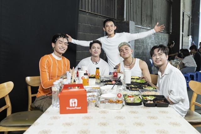 Soi hậu trường "ngã ngửa" chỉ toàn ăn với uống của B.O.F, mà xem sao cũng thấy đói đói- Ảnh 2.