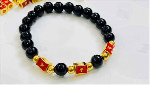 Charm vàng 18k Quốc kỳ Việt Nam dịp 30/4 và 2/9 được mọi lứa tuổi yêu thích- Ảnh 3.