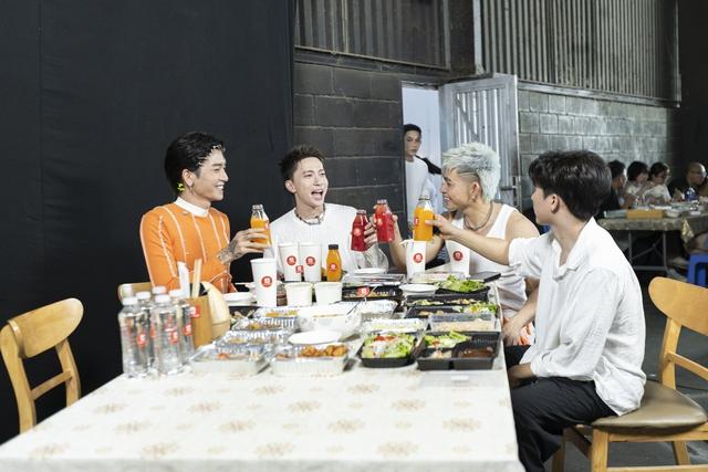 Soi hậu trường "ngã ngửa" chỉ toàn ăn với uống của B.O.F, mà xem sao cũng thấy đói đói- Ảnh 3.