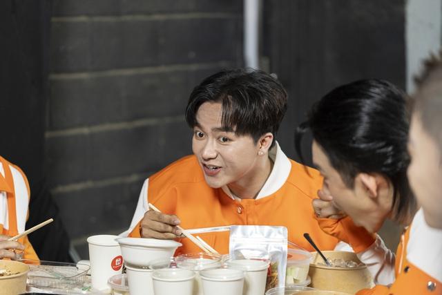 Soi hậu trường "ngã ngửa" chỉ toàn ăn với uống của B.O.F, mà xem sao cũng thấy đói đói- Ảnh 4.