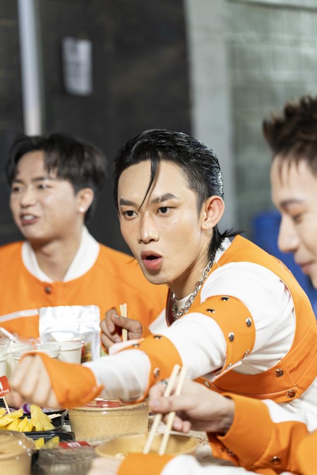 Soi hậu trường "ngã ngửa" chỉ toàn ăn với uống của B.O.F, mà xem sao cũng thấy đói đói- Ảnh 6.