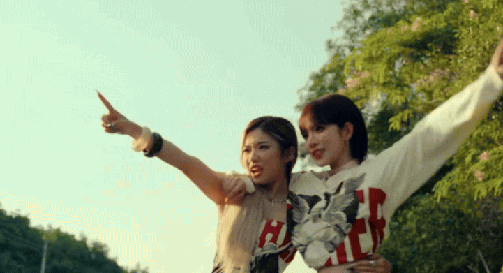 2 Em Xinh vừa bị loại khỏi show Say Hi lập tức ra MV mới, kẻ vui người buồn khác hẳn nhau- Ảnh 2.