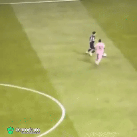 Video: Messi hai lần đấm hụt đàn em của Ronaldo, fan bất bình vì hành động xấu- Ảnh 1. Video: Messi hai lần đấm hụt đàn em của Ronaldo, fan bất bình vì hành động xấu- Ảnh 1.