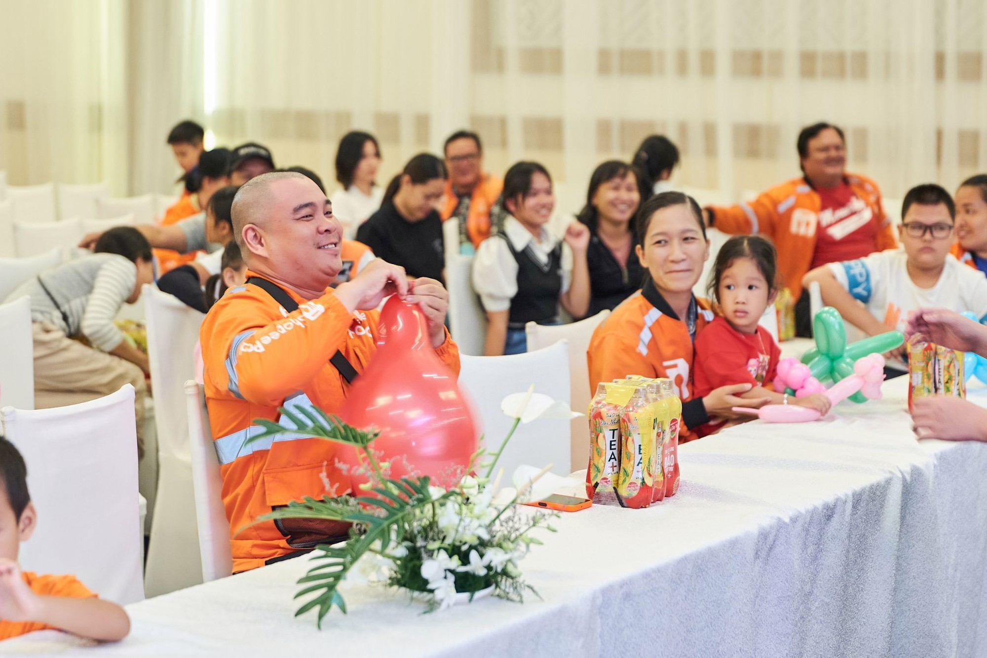 Hàng trăm thành viên gia đình bác tài hội tụ tại “Gia đình Tài Cam”: Một ngày để sẻ chia, gắn kết và tự hào- Ảnh 2. Hàng trăm thành viên gia đình bác tài hội tụ tại “Gia đình Tài Cam”: Một ngày để sẻ chia, gắn kết và tự hào- Ảnh 2.