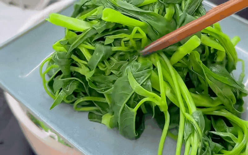 Món rau rẻ bèo mà gây nghiện cả mùa hè: Thanh mát, đẹp mắt, cả nhà ăn sạch veo!- Ảnh 3.