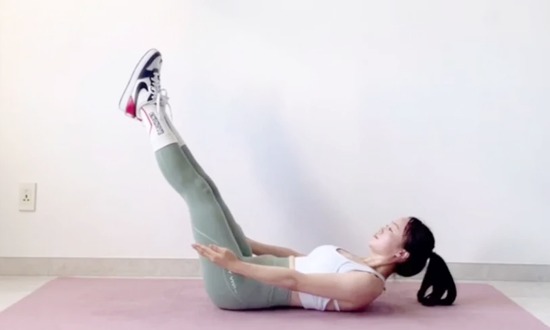 Bài tập 4 phút giúp siết phần mỡ bụng dưới nhô ra, dễ dàng sở hữu cơ bụng số 11- Ảnh 8.