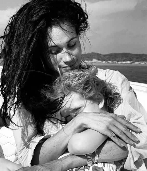 Meghan chia sẻ ảnh hiếm của Lilibet trong ngày sinh nhật còn Vua Charles lặng lẽ chịu đựng nỗi nhớ- Ảnh 2. Meghan chia sẻ ảnh hiếm của Lilibet trong ngày sinh nhật còn Vua Charles lặng lẽ chịu đựng nỗi nhớ- Ảnh 2.