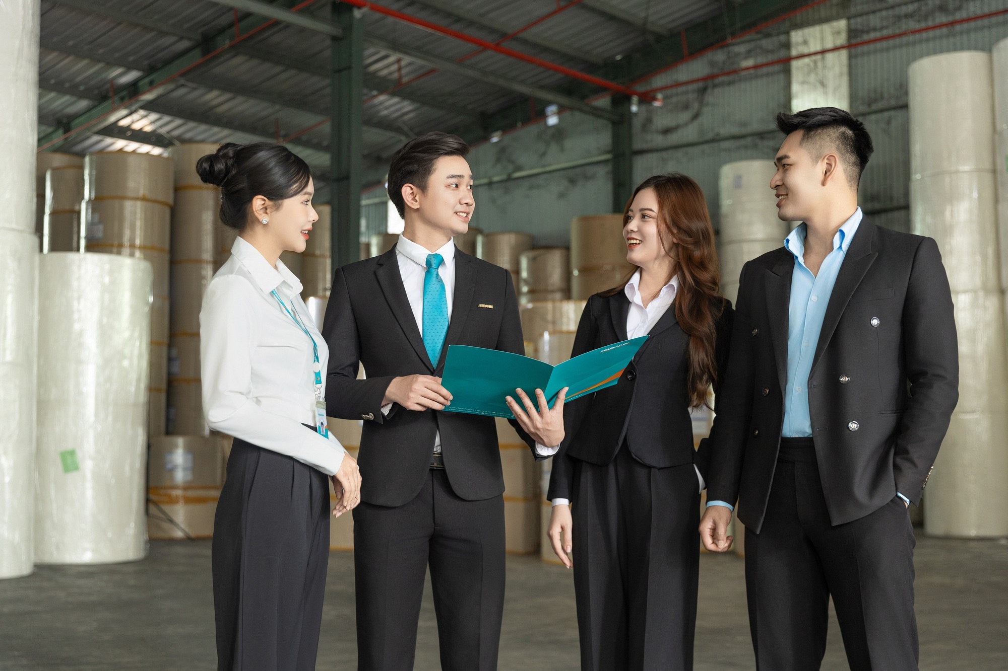 ABBANK trao hàng ngàn quà tặng và cơ hội trúng ô tô cho doanh nghiệp SME- Ảnh 4. ABBANK trao hàng ngàn quà tặng và cơ hội trúng ô tô cho doanh nghiệp SME- Ảnh 4.