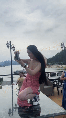 Chu Thanh Huyền - vợ Quang Hải đi giày nhảy lên bàn ăn chụp ảnh gây tranh cãi kịch liệt- Ảnh 2.